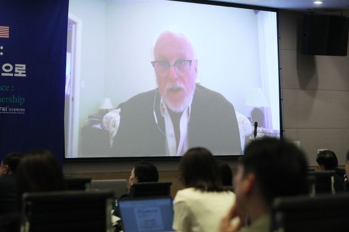 제프리 쇼트 피터슨국제경제연구소(PIIE) 선임 펠로우가 5일 서울 여의도 FKI타워 컨퍼런스센터에서 열린 '진화하는 한미 경제동맹: 관세를 넘어 기술 및 산업협력으로' 좌담회에서 화상연결을 통해 기조강연을 하고 있다. [사진=한경협]