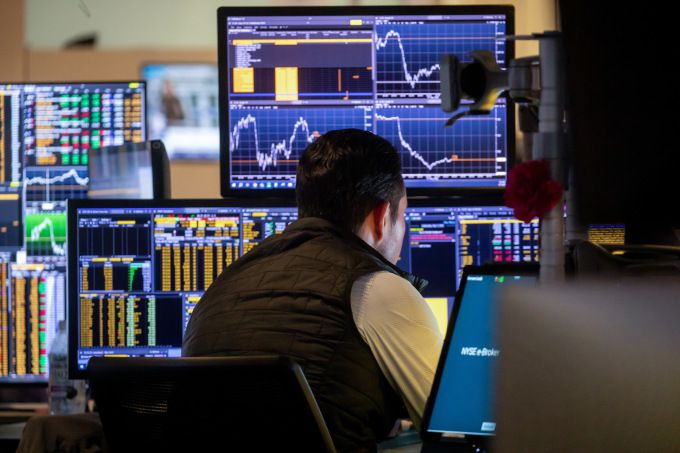 미국 뉴욕증권거래소 플로어에서 근무 중인 트레이더 [사진=블룸버그통신]