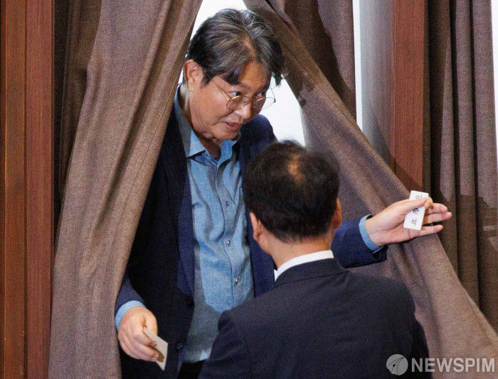 [서울=뉴스핌] 윤창빈 기자 = 차명으로 주식을 거래했다는 의혹을 받는 이춘석 더불어민주당 의원이 5일 오후 서울 여의도 국회에서 열린 본회의에서 무제한 토론 종결의 건에 대한 투표를 하고 있다. 2025.08.05 pangbin@newspim.com