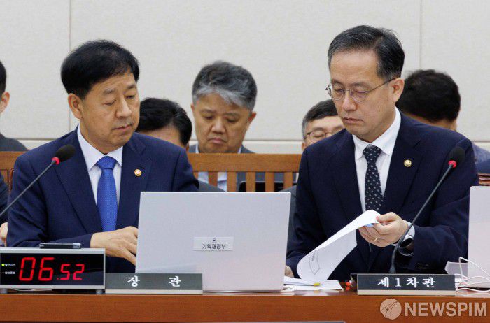 [서울=뉴스핌] 윤창빈 기자 = 구윤철 부총리 겸 기획재정부 장관, 이형일 1차관이 6일 오전 서울 여의도 국회에서 열린 기획재정위원회 전체회의에서 자료를 확인하고 있다. 2025.08.06 pangbin@newspim.com