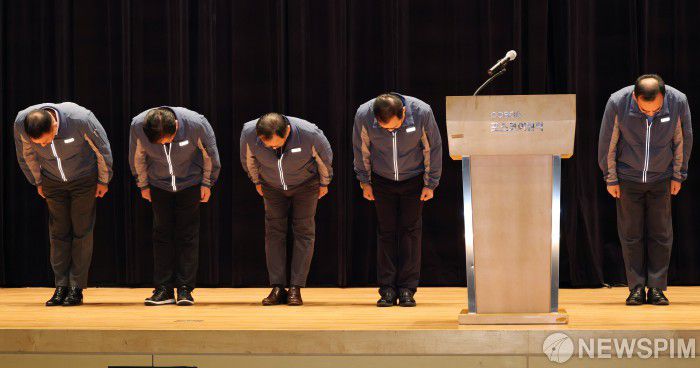 [인천=뉴스핌] 김학선 기자 = 정희민 포스코이앤씨 전 사장(오른쪽 두번째)을 비롯해 임직원들이 7월 29일 오후 인천 연수구 포스코이앤씨 송도사옥에서 고속도로 공사 현장 사망사고와 관련해 고개 숙여 사과하고 있다. 2025.07.29 yooksa@newspim.com