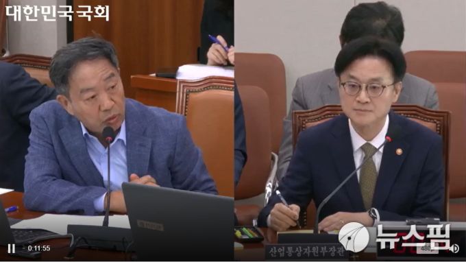 강승규 국민의힘 의원(왼쪽)과 김정관 산업통상자원부 장관이 6일 국회 산업통상자원중소벤처기업위원회에서 현안 관련 질의응답을 하고 있다. [사진=국회 의사중계시스템] 2025.08.06 dream@newspim.com