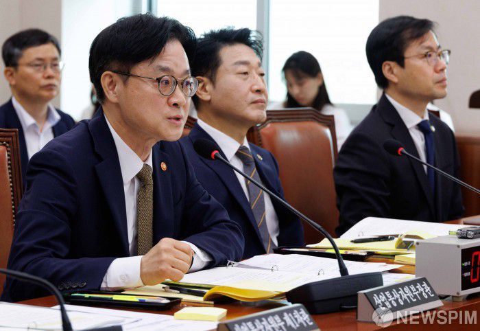 [서울=뉴스핌] 윤창빈 기자 = 김정관 산업통상자원부 장관(완쪽)이 6일 오전 서울 여의도 국회에서 열린 산업통상자원중소벤처기업위원회 전체회의에서 대미 관세협상 관련 질문에 답변하고 있다. 2025.08.06 pangbin@newspim.com