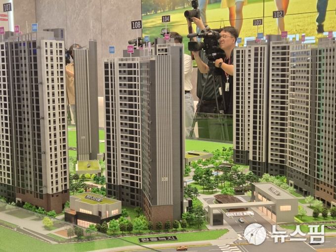 [서울=뉴스핌] 정영희 기자 = 경기 남양주시 한국토지주택공사(LH) 주택 전시관에 남양주왕숙 A-1·A-2블록 모형이 전시돼 있다. 2025.07.25 chulsoofriend@newspim.com