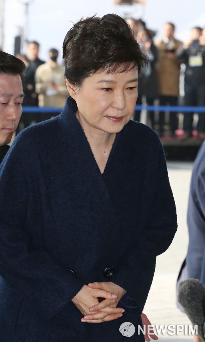 박근혜 전 대통령이 21일 오전 서울 서초구 서울중앙지검에 피의자 신분으로 출석하고 있다. 박 전 대통령은 '비선 실세' 최순실씨의 국정농단에 공모해 뇌물수수 등 모두 13가지 범죄를 저지른 혐의를 받고 있다. / 사진공동취재단