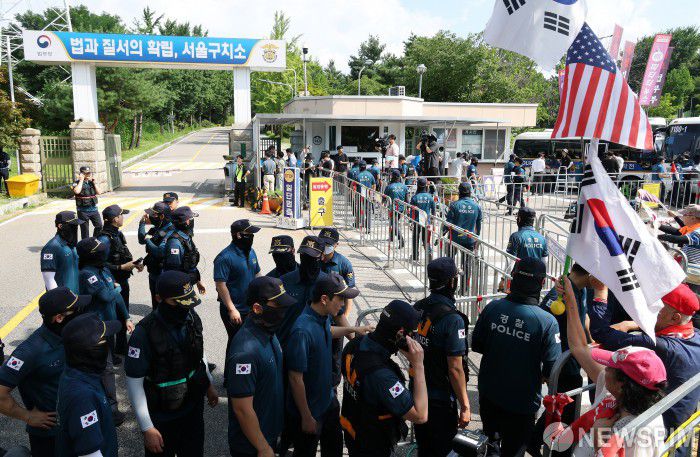 [의왕=뉴스핌] 정일구 기자 = 김건희 특검팀(민중기 특별검사)이 윤석열 전 대통령에 대한 2차 체포영장 집행에 실패한 7일 오전 경기 의왕시 서울구치소 앞에서 경찰 병력이 철수하고 있다. 2025.08.07 mironj19@newspim.com