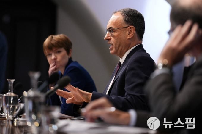 앤드루 베일리 영란은행(BoE) 총재가 7일(현지시간) 통화정책회의를 마친 뒤 기자회견을 하고 있다. [사진=로이터 뉴스핌]