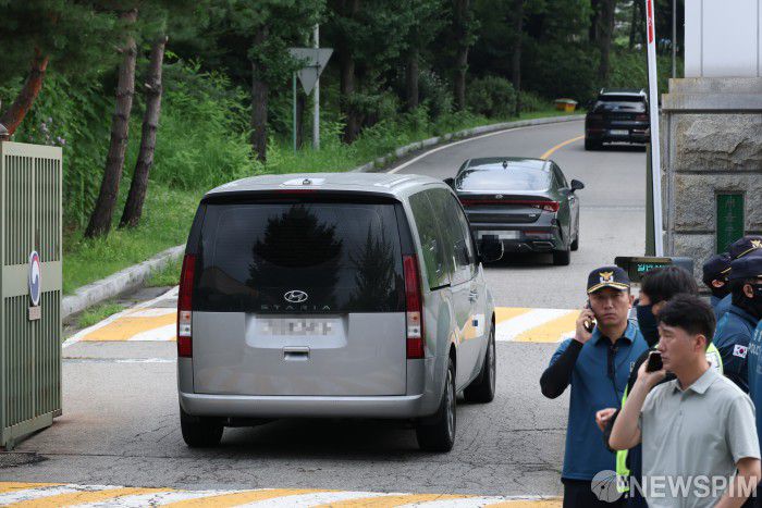 [의왕=뉴스핌] 정일구 기자 = 김건희 여사 의혹을 수사하는 민중기 특별검사팀이 탑승한 차량이 7일 오전 경기 의왕시 서울구치소에 윤석열 전 대통령 체포영장 재집행을 위해 들어서고 있다. 2025.08.07 mironj19@newspim.com