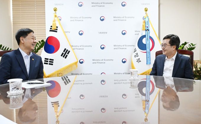 김동연 경기도지사가 구윤철 경제부총리를 만나 경기북부 개발, 기후위기 대응, 세월호 유가족 지원 등 주요 도정 현안에 대한 국비 지원과 협력 방안을 집중 논의했다. [사진=경기도]