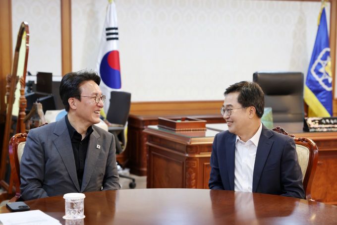 김동연 경기도지사가 김민석 국무총리를 만나 경기북부 개발, 기후위기 대응, 세월호 유가족 지원 등 주요 도정 현안에 대한 국비 지원과 협력 방안을 집중 논의했다. [사진=경기도]