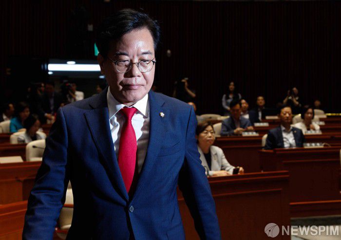 [서울=뉴스핌] 윤창빈 기자 = 송언석 국민의힘 비상대책위원장 겸 원내대표가 4일 오전 서울 여의도 국회에서 열린 의원총회에서 모두발언을 위해 단상으로 향하고 있다. 2025.08.04 pangbin@newspim.com