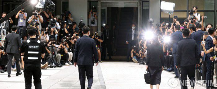 [서울=뉴스핌] 사진공동취재단 = 윤석열 전 대통령 부인 김건희 여사가 6일 오전 각종 의혹 조사를 위해 민중기 특별검사팀의 첫 소환 조사를 받는다. 김 여사가 서울 종로구 KT광화문빌딩 웨스트에 마련된 특검팀에 피의자 신분으로 출석하고 있다. 2025.08.06 photo@newspim.com