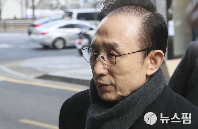 검찰이 자동차부품업체 다스(DAS)를 이명박 전 대통령 소유라고 잠정 결론 내린 것으로 알려졌다. 이 전 대통령이 지난 22일 오전 서울 삼성동 사무실에 굳은 표정으로 출근하고 있다. /이형석 기자 leehs@