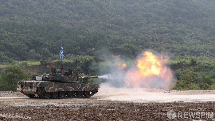 [철원=뉴스핌] 최지환 기자 = 지난 30일 오전 강원도 철원군 지포리훈련장에서 'UFS/TIGER' 에 참여한 육군수도기계화보병사단 K1A2전차가 표적을 향해 사격하고 있다. 2023.08.31 choipix16@newspim.com