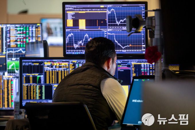 미국 뉴욕증권거래소 플로어에서 근무 중인 트레이더 [사진=블룸버그통신]