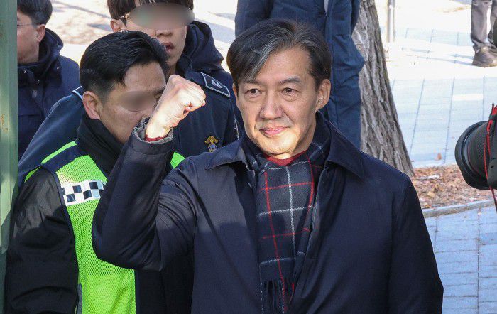 [의왕=뉴스핌] 정일구 기자 = 자녀 입시 비리와 청와대 감찰 무마 등 혐의로 징역 2년의 실형이 확정된 조국 전 조국혁신당 대표가 16일 오전 경기 의왕시 서울구치소에서 수감되기 앞서 지지자들을 향해 주먹을 쥐어보이고 있다. 2024.12.16 mironj19@newspim.com