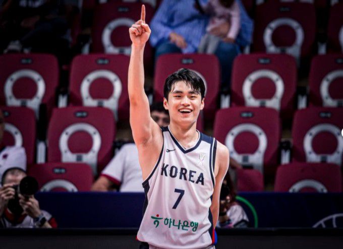 8일 카타르전에서 3점슛을 터뜨리고 기뻐하는 유기상. [사진=FIBA]