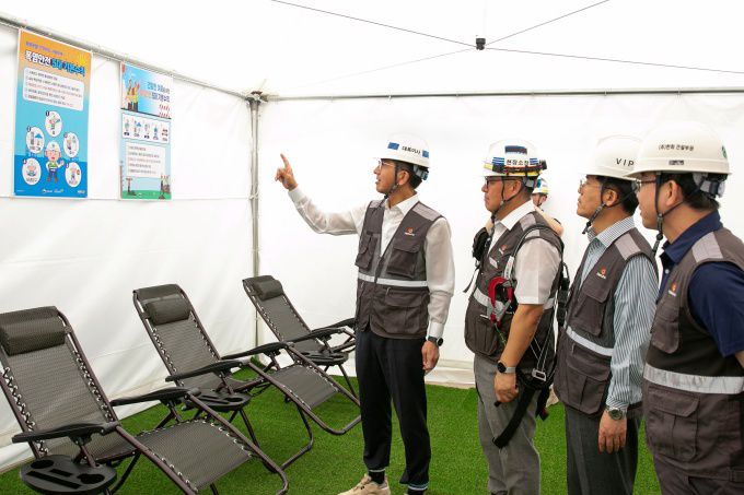 한화 건설부문 김승모 대표이사가 근로자 휴게실 등 안전보건 관리현황을 점검하고 있다. [제공=한화 건설부문]