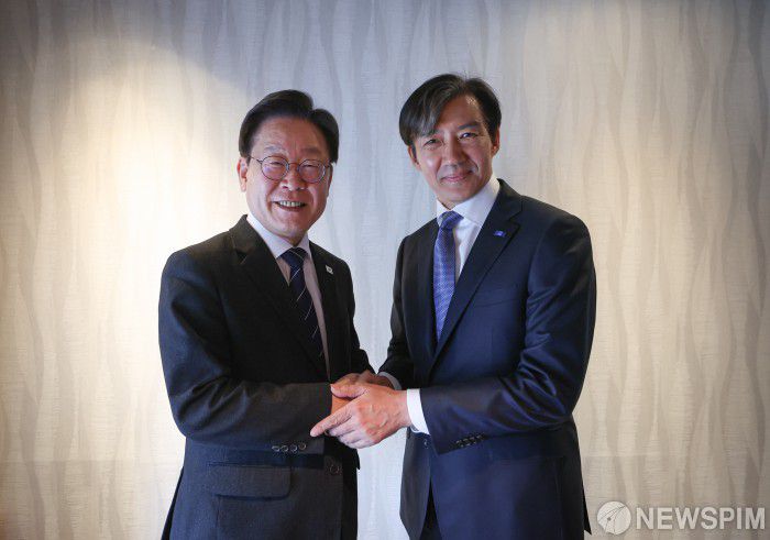 [서울=뉴스핌] 이재명 더불어민주당 대표와 조국 조국혁신당 대표가 25일 오후 서울 모처에서 만나 악수를 하고 있다. [사진=더불어민주당] 2024.04.25 photo@newspim.com