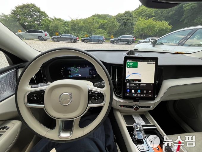 [서울=뉴스핌] 조수빈 기자 = 볼보 XC60 내부. 11.2인치 디스플레이가 새로 적용됐다. [사진=조수빈 기자] 2025.08.07 beans@newspim.com