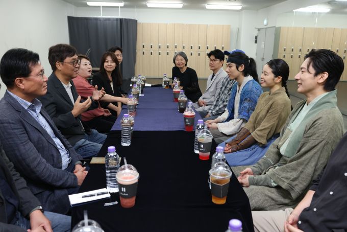 최휘영 문화체육관광부 장관이 8일 서울 종로구 대학로 홍익대학교아트센터 대극장을 방문해 뮤지컬 '스웨그에이지 외쳐, 조선!'을 관람한 뒤 출연진과 관계자를 만나 '케이-뮤지컬' 진흥을 위한 의견을 나누고 있다. [사진=문체부]