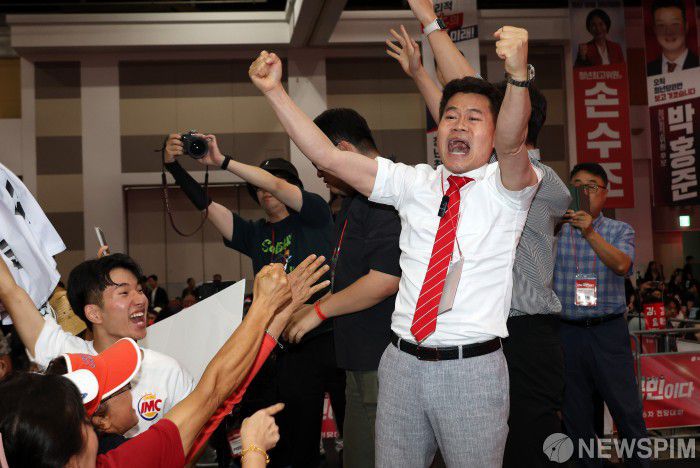 [대구=뉴스핌] 정일구 기자 = 전 한국사 강사 전한길 씨가 8일 오후 대구 엑스코 컨벤션홀에서 열린 국민의힘 제6차 전당대회 대구·경북 합동연설회에 참석해 김근식 최고위원 후보를 향해 "배신자"라고 외치고 있다. 2025.08.08 mironj19@newspim.com