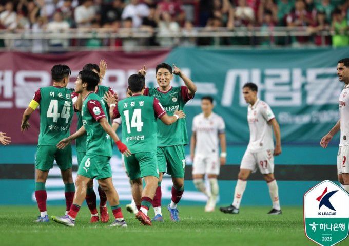 주민규(오른쪽)가 10일 수원전에서 동점골을 넣고 동료들과 기쁨을 나누고 있다. [사진=한국프로축구연맹]