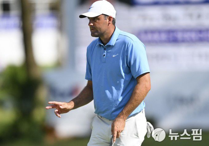 [멤피스 로이터=뉴스핌] 박상욱 기자= 셰플러가 10일 페덱스 세인트주드 챔피언십 3라운드 18번 홀을 홀아웃하면서 갤러리의 격려에 답하고 있다. 2025.08.010 psoq1337@newspim.com