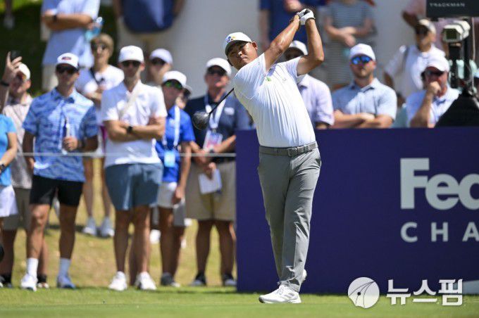 [멤피스 로이터=뉴스핌] 박상욱 기자= 김시우가 10일 페덱스 세인트주드 챔피언십 3라운드 1번 홀에서 티샷을 하고 있다. 2025.08.010 psoq1337@newspim.com