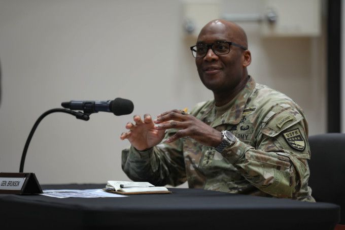 제이비어 브런슨 주한미군사령관이 지난 8일 경기도 평택시 캠프 험프리스 미군기지에서 국방부 출입기자단 간담회를 하고 있다. [사진=주한미군사령부]
