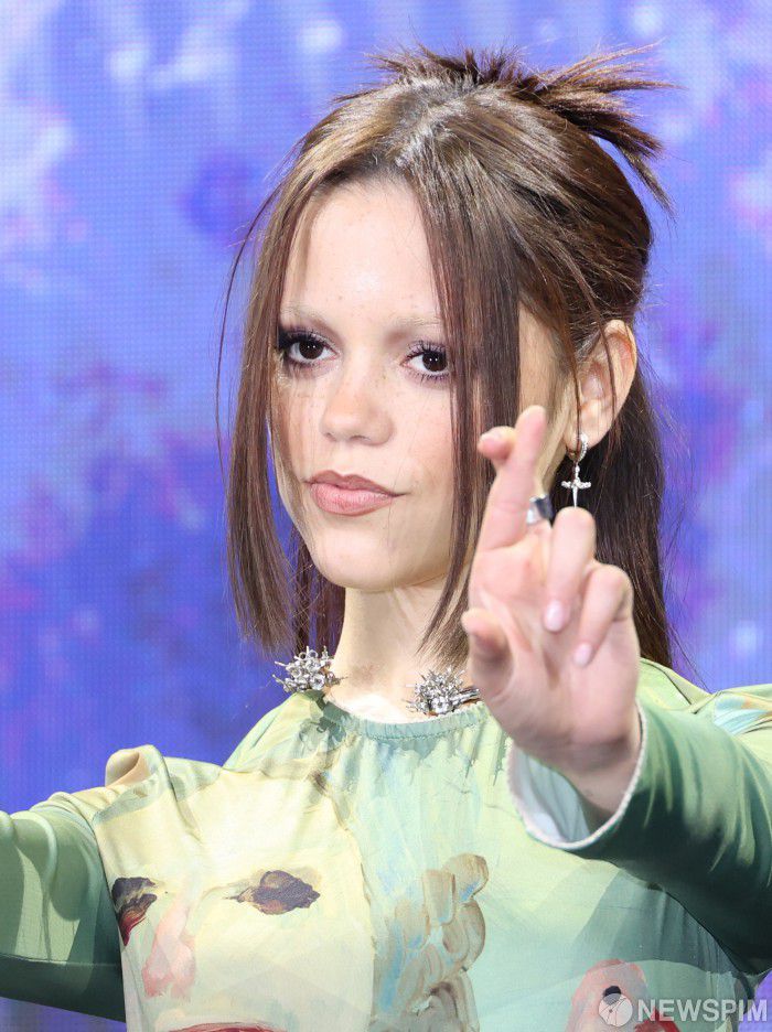 [서울=뉴스핌] 김학선 기자 = 배우 제나 오르테가가 11일 서울 종로구 포시즌스 호텔에서 열린 넷플릭스 시리즈 '웬즈데이' 시즌2 내한 기자간담회에서 포즈를 취하고 있다. '웬즈데이' 시즌2는 새 학기를 맞아 네버모어 아카데미에 돌아온 웬즈데이 아담스가 자신을 둘러싼 더 오싹하고 기이해진 미스터리를 마주한 가운데, 그 뒤에 숨겨진 진실을 찾아가는 이야기다. 2025.08.11 yooksa@newspim.com