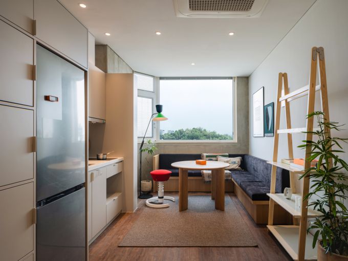 [서울=뉴스핌] 송현도 기자 = 커뮤니티 유니트의 거실 모습. 신촌 일대가 파노라마처럼 펼쳐져 있다. [제공=SK D&D] 2025.08.08 dosong@newspim.com