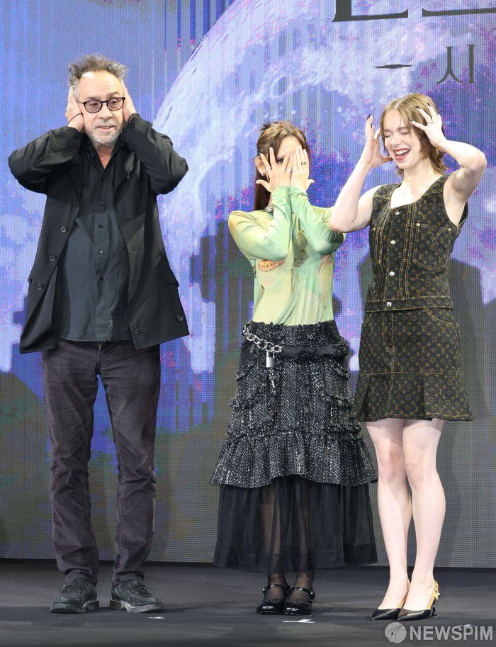 [서울=뉴스핌] 김학선 기자 = 팀 버튼 감독(왼쪽부터), 제나 오르테가, 에마 마이어스가 11일 서울 종로구 포시즌스 호텔에서 열린 넷플릭스 시리즈 '웬즈데이' 시즌2 내한 기자간담회에 참석해 포즈를 취하고 있다. '웬즈데이' 시즌2는 새 학기를 맞아 네버모어 아카데미에 돌아온 웬즈데이 아담스가 자신을 둘러싼 더 오싹하고 기이해진 미스터리를 마주한 가운데, 그 뒤에 숨겨진 진실을 찾아가는 이야기다. 2025.08.11 yooksa@newspim.com