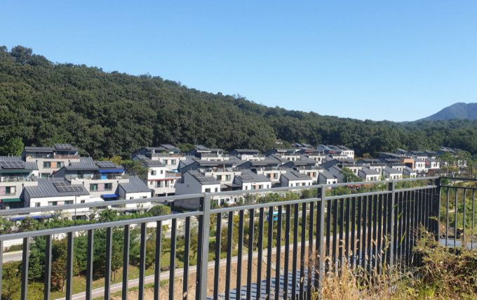 주택단지에 설치된 태양광 집열판 모습 [사진=고양시]