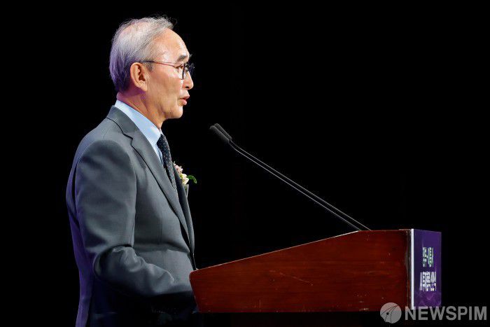 [서울=뉴스핌] 류기찬 인턴기자 = 김영섭 KT 대표이사가 12일 오후 서울 중구 웨스틴조선 서울에서 열린 '정부-이통사 AI 투자협력 선언식'에서 축사를 하고 있다. 2025.08.12 ryuchan0925@newspim.com