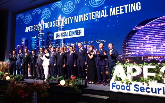 지난 9일 인천 영종도 파라다이스시티 호텔에서 열린 아시아태평양경제협력체(APEC) 식량안보 장관회의 공식 만찬 건배사. 사진 가운데 흰색 옷이 송미령 농림축산식품부 장관. [사진=공동취재단] 2025.08.09 plum@newspim.com