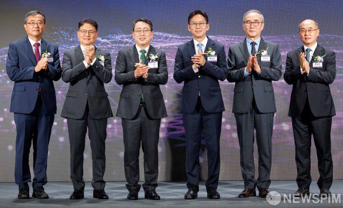 [서울=뉴스핌] 류기찬 인턴기자 = 유지상 KIF투자조합 투자운영위원장(왼쪽부터), 이철훈 LG유플러스 부사장, 유영상 SKT 대표이사, 배경훈 과학기술정보통신부 장관, 김영섭 KT 대표이사, 송재성 한국통신사업자연합회 상근부회장이 12일 오후 서울 중구 웨스틴조선 서울에서 열린 '정부-이통사 AI 투자협력 선언식'에서 기념사진을 촬영하고 있다. 2025.08.12 ryuchan0925@newspim.com