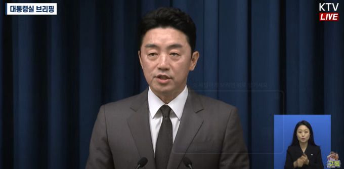 강훈식 대통령실 비서실장이 13일 서울 용산 대통령실에서 장관급 인사 브리핑을 열고 교육부 장관 후보자와 여성가족부 장관 후보자 인선을 발표하고 있다. [사진=KTV]