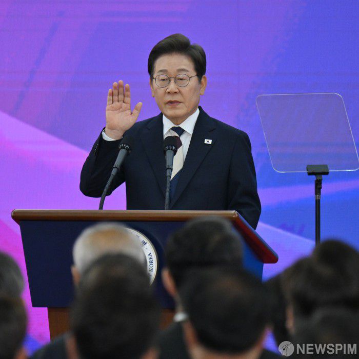 [서울=뉴스핌] 국회사진기자단 = 이재명 신임 대통령이 4일 서울 여의도 국회 로텐더홀에서 열린 약식 취임식에서 선서를 하고 있다. 2025.06.04 photo@newspim.com