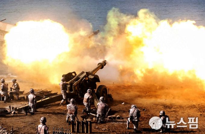 [서울=뉴스핌] 이영종 통일전문기자 = 김정은 북한 국무위원장이 참관한 가운데 23일 이뤄진 북한군의 대남 기습타격 포격 훈련에서 북한군이 해안 지역에서 포사격을 하고 있다. [사진=노동신문] 2025.07.24 yjlee@newspim.com