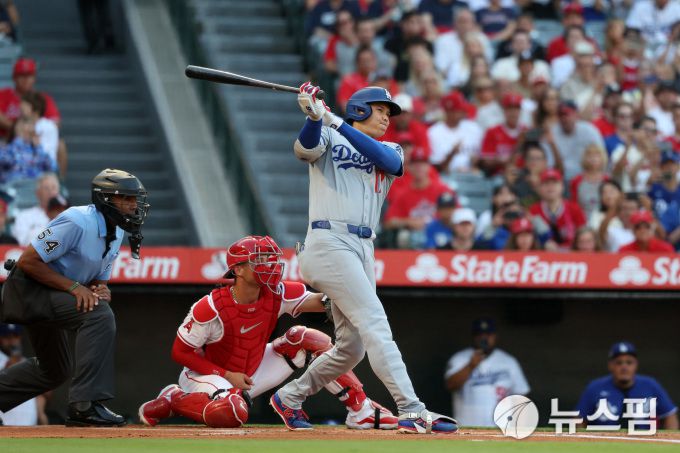 [캘리포니아 로이터=뉴스핌] LA 다저스의 오타니 쇼헤이가 14일 LA 에인절스와의 경기에서 1회에 3루타를 치고 있다. 2025.08.14 wcn05002@newspim.com
