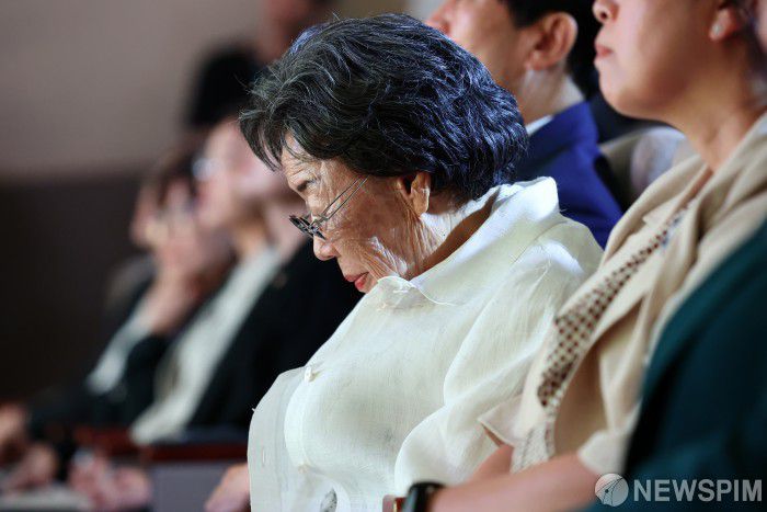 [서울=뉴스핌] 최지환 기자 = 위안부 피해자이자 여성인권 운동가인 이용수 할머니가 14일 오전 서울 중구 안중근의사기념관에서 열린 2025 일본군 '위안부' 피해자 기림의 날 기념식 기림공연에서 피해자들의 증언이 나오자 고개를 숙이고 생각에 잠겨 있다. 2025.08.14 choipix16@newspim.com