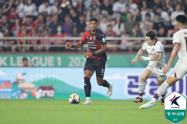 [서울=뉴스핌] 손지호 기자 = 프로축구 K리그1 포항 스틸러스 미드필더 오베르단(왼쪽). [사진=한국프로축구연맹] 2025.08.14 thswlgh50@newspim.com