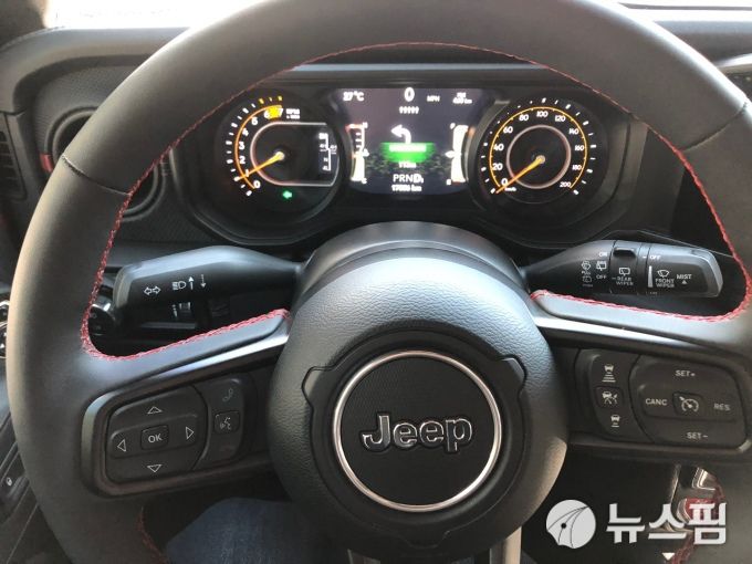 [서울=뉴스핌] 조수빈 기자 = 지프 랭글러 투스카데로 스티어링휠. 아날로그한 계기판과 물리 버튼이 특징이다. [사진=조수빈 기자] 2025.08.14 beans@newspim.com