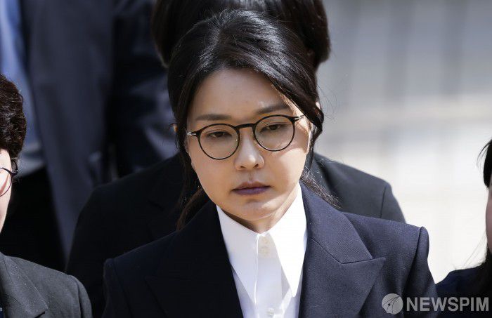 [서울=뉴스핌] 사진공동취재단 = 윤석열 전 대통령 부인 김건희 여사가 12일 오후 서울 서초구 서울중앙지방법원에서 열린 구속 전 피의자 심문(영장실질심사)을 마치고 법원을 나서고 있다. 2025.08.12 leehs@newspim.com