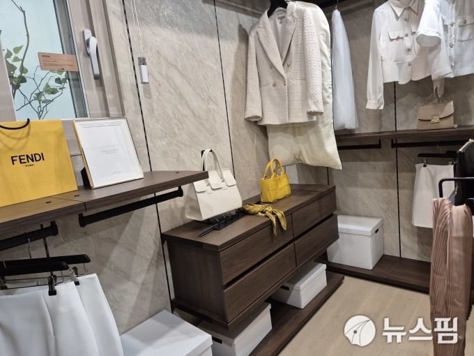 [서울=뉴스핌] 정영희 기자 = 경기 과천시에 들어서는 '디에이치 아델스타' 견본주택 유닛 드레스룸 내부 모습. 2025.08.15 chulsoofriend@newspim.com