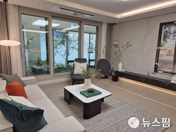 [서울=뉴스핌] 정영희 기자 = 2025.08.15 경기 과천시에 들어서는 '디에이치 아델스타' 견본주택 유닛 거실 모습. chulsoofriend@newspim.com
