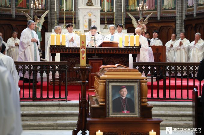 [서울=뉴스핌] 최문선 기자 = 18일 오전, 명동대성당에서 한국 천주교 주교단과 서울대교구 사제단 공동집전으로 유경촌 주교의 장례미사가 봉헌되고 있다. [사진=천주교서울대교구] 2025.08.18 moonddo00@newspim.com