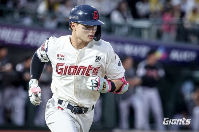 [서울=뉴스핌] 손지호 기자 = 롯데 윤동희가 21일 부산 사직구장에서 열린 LG전서 안타를 치고 출루하고 있다. [사진=롯데 자이언츠] 2025.08.18 thswlgh50@newspim.com