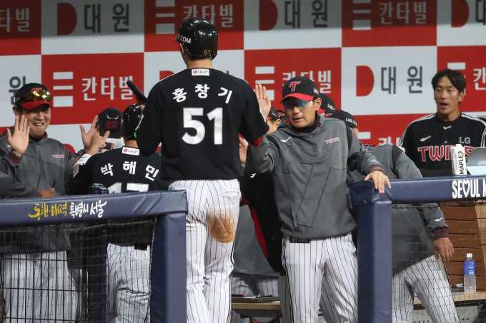 [고척=뉴스핌] 남정훈 인턴기자 = 홍창기가 8일 키움과의 경기에서 염경엽 감독과 파이파이브를 하고 있다. 2025.04.08 photo@newspim.com